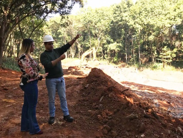2018525_FOTO - Acompanhada do secretário de Obras, Carla visita obras no Bosque Manoel Jorge